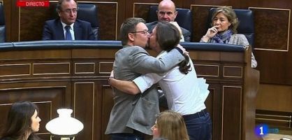 No es el beso: es la cara de estupor de los que ven el beso