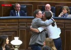 O polêmico beijo de dois deputados no Congresso espanhol O polêmico beijo de dois deputados no Congresso espanhol