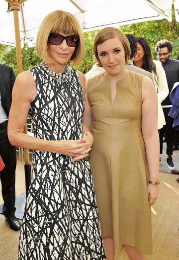Dunham con la suma sacerdotisa de la moda: Anna Wintour. Dunham con la suma sacerdotisa de la moda: Anna Wintour.
