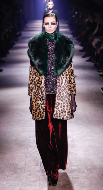 Una modelo desfila con uno de los diseñosde Dries Van Noten en París.