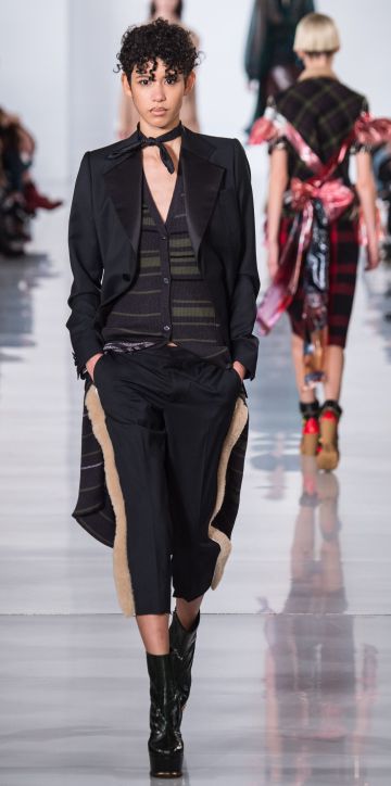Una modelo desfila con el diseño de Margiela en París.