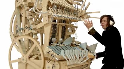 El sueco Martin Molin con su caja de música.