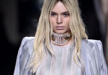 Kendall Jenner desfila para Balmain en París.