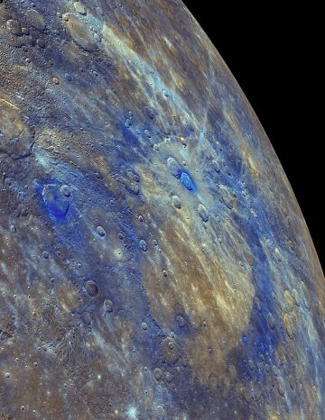 As áreas de baixa refletância de Mercúrio (em azul) são restos da crosta original do planeta, segundo o estudo.