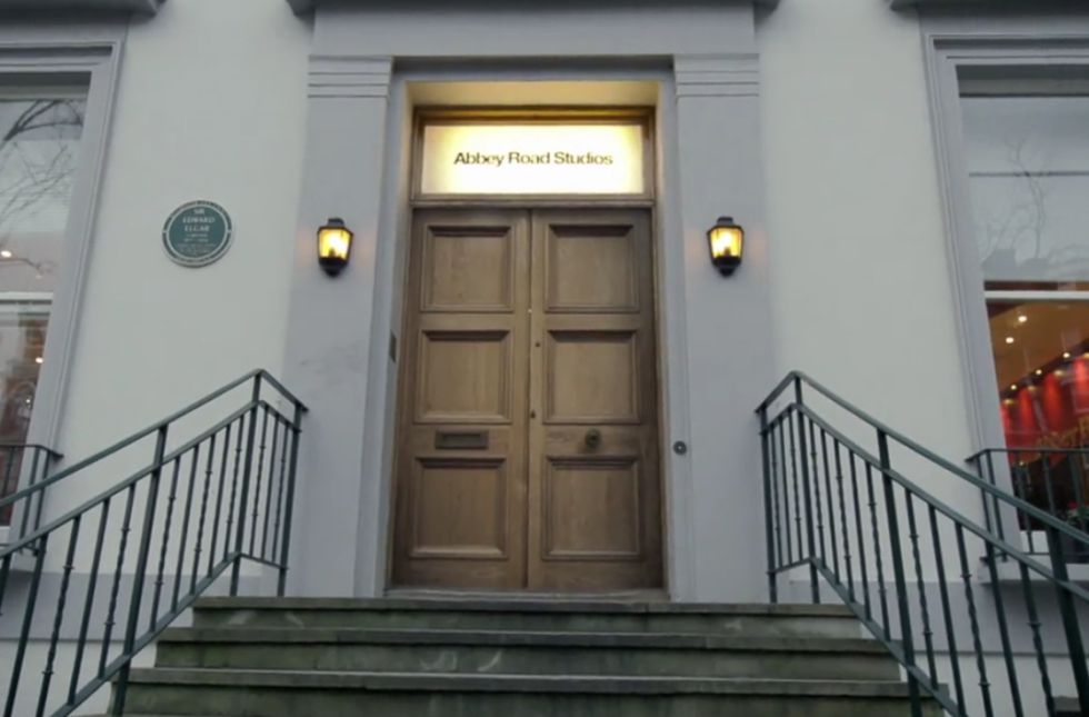 Cuélate en los estudios de Abbey Road
desde tu casa Cuélate en los estudios de Abbey Road
desde tu casa