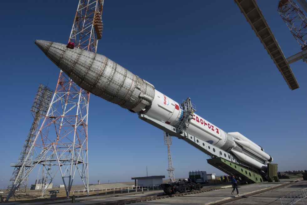 Preparación del cohete ruso Proton en el que el lunes se lanzará ExoMars 2016 desde Baikonur, en Kazajistán.