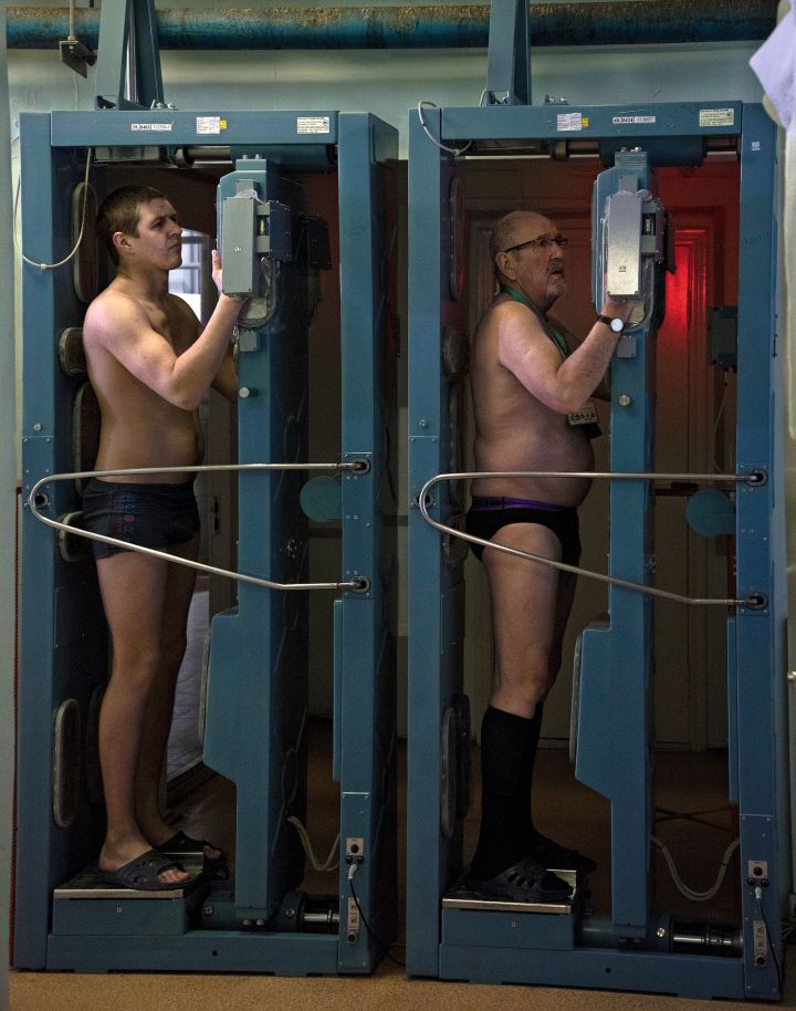 Dos obreros pasan el tercero de los cuatro controles de seguridad después de haberse adentrado en el área contaminada de radiación. Dos obreros pasan el tercero de los cuatro controles de seguridad después de haberse adentrado en el área contaminada de radiación.