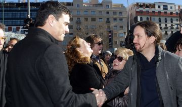 Socialist leader Pedro Sánchez (left) greets Podemos secretary general Pablo Iglesias on Friday.