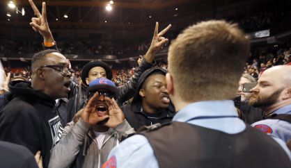 Manifestantes anti-Trump en un mitin en Chicago.