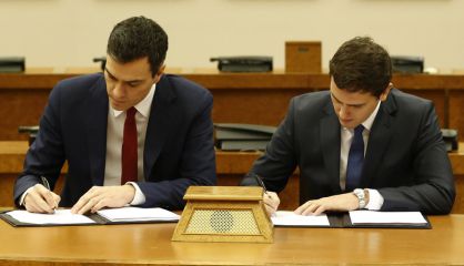 Firma del pacto entre Sánchez y Rivera, el pasado febrero.