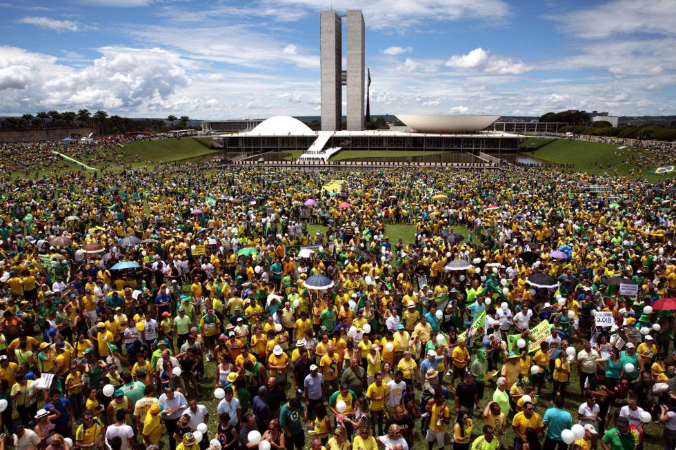 Unas 100.000 personas se manifiestan ante el Congreso Nacional en Brasilia para manifestar su respaldo al juicio político que la oposición promueve contra la presidenta Dilma Rousseff.