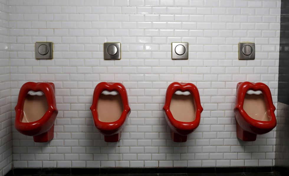 Retretes con la boca de Rolling Stones en una baño de París. Retretes con la boca de Rolling Stones en una baño de París.