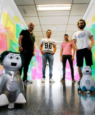 El equipo de Aisoy con su creación. El equipo de Aisoy con su creación.