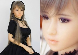 El juguete erótico de la polémica: una 'gothic lolita' que se entrega en un ataúd
