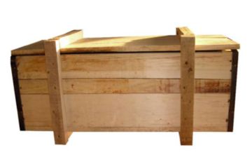 La caja de madera en la que se comercializa la muñeca. La caja de madera en la que se comercializa la muñeca.