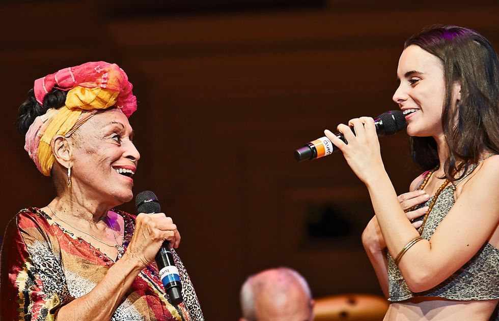 Motis señala que sigue a artistas puntuales de otras tendencias ajenas al jazz. Ha versionado a Amy Winehouse. “Y me impresionaron Omara Portuondo y Buena Vista Social Club. En 2015 fuimos sus teloneros en Estados Unidos en la gira de su despedida”. En la imagen, en Boston junto a la cantante cubana.