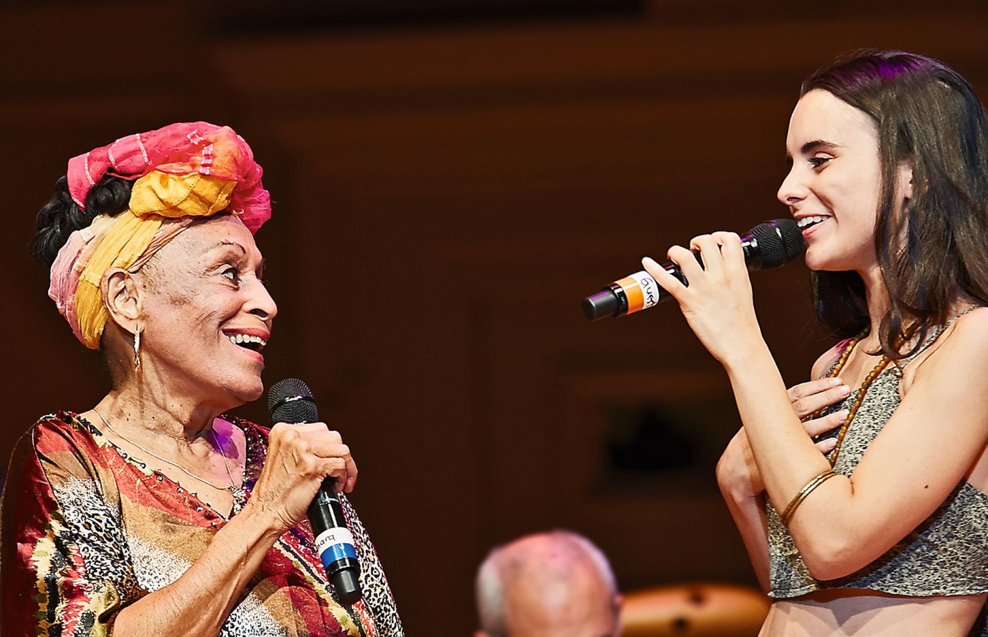 Motis señala que sigue a artistas puntuales de otras tendencias ajenas al jazz. Ha versionado a Amy Winehouse. “Y me impresionaron Omara Portuondo y Buena Vista Social Club. En 2015 fuimos sus teloneros en Estados Unidos en la gira de su despedida”. En la imagen, en Boston junto a la cantante cubana. Motis señala que sigue a artistas puntuales de otras tendencias ajenas al jazz. Ha versionado a Amy Winehouse. “Y me impresionaron Omara Portuondo y Buena Vista Social Club. En 2015 fuimos sus teloneros en Estados Unidos en la gira de su despedida”. En la imagen, en Boston junto a la cantante cubana.