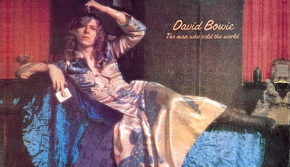 David Bowie, con uno de los diseños de Michael Fish. Portada del disco 'The Man Who Sold The Wold'. David Bowie, con uno de los diseños de Michael Fish. Portada del disco 'The Man Who Sold The Wold'.