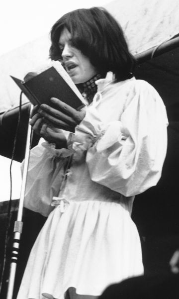 Mick Jagger leyendo un poema del poeta Shelley en escenario del Hyde Park vistiendo un traje-falda. Mick Jagger leyendo un poema del poeta Shelley en escenario del Hyde Park vistiendo un traje-falda.