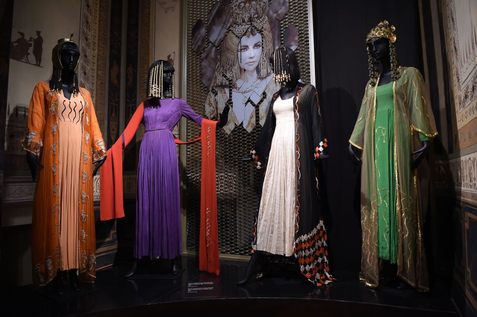 Vestidos utilizados por Elizabeth Taylor en la película 'Cleopatra' (1963), expuestos en la muestra organizada en Roma por Bulgari. Vestidos utilizados por Elizabeth Taylor en la película 'Cleopatra' (1963), expuestos en la muestra organizada en Roma por Bulgari.