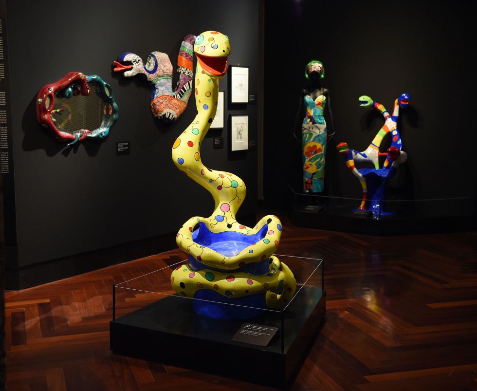 Una de las salas con esculturas de la exposición 'Serpentiform: la serpiente a través del arte, las joyas y el diseño'. Una de las salas con esculturas de la exposición 'Serpentiform: la serpiente a través del arte, las joyas y el diseño'.