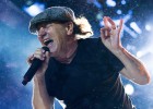 Brian Johnson y otros 10 músicos con importantes problemas auditivos