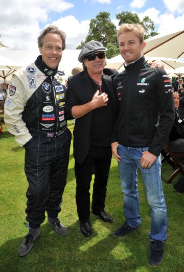 El artistócrata Charles Gordon-Lennox, el cantante de ACDC Brian Johnson y el piloto de Fórmula 1 Nico Rosberg en el Goodwood Festival of Speed, en Inglaterra en 2012.