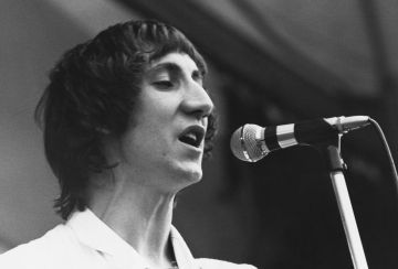 Brian Johnson y otros 10 músicos con importantes problemas auditivos