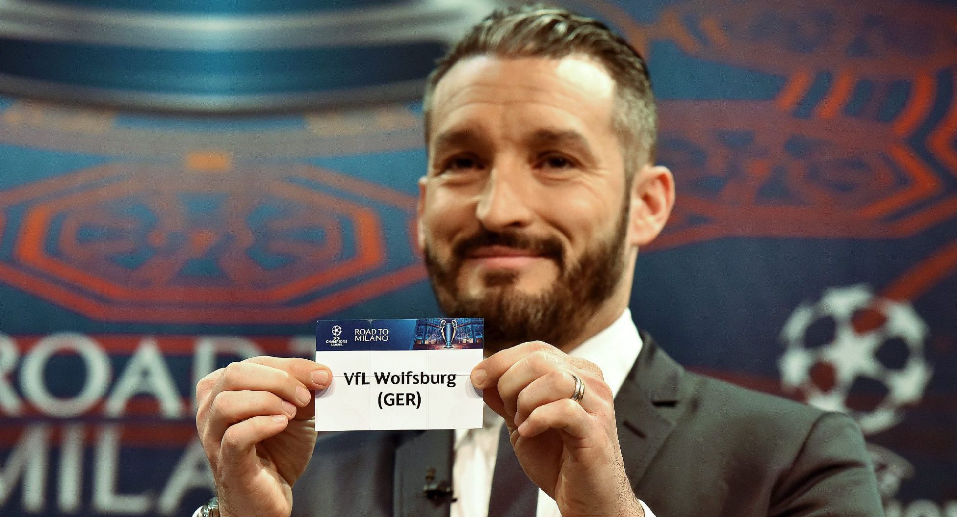 Gianluca Zambrotta muestra la tarjeta del Vfl Wolfsburgo Gianluca Zambrotta muestra la tarjeta del Vfl Wolfsburgo