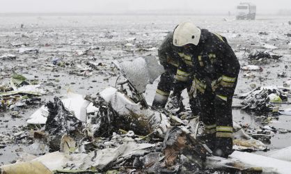 Los servicios de rescate, entre los restos del avíon.