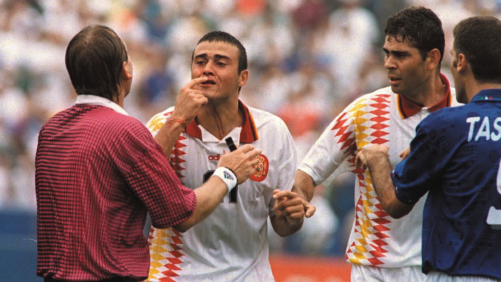 Luis Enrique muestra la sangre al árbitro después del famoso codazo que le propinó el italiano Tassoti. Fue en el Mundial de 1994.