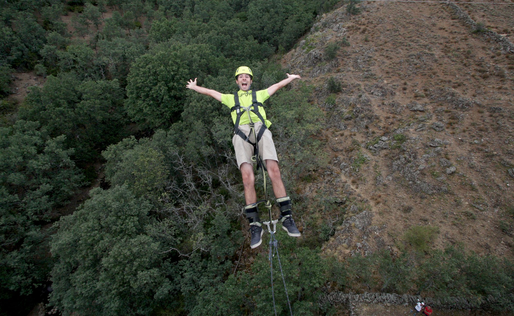 Un hombre haciendo 'puenting' en Buitrago de Lozoya (Madrid). Un hombre haciendo 'puenting' en Buitrago de Lozoya (Madrid).