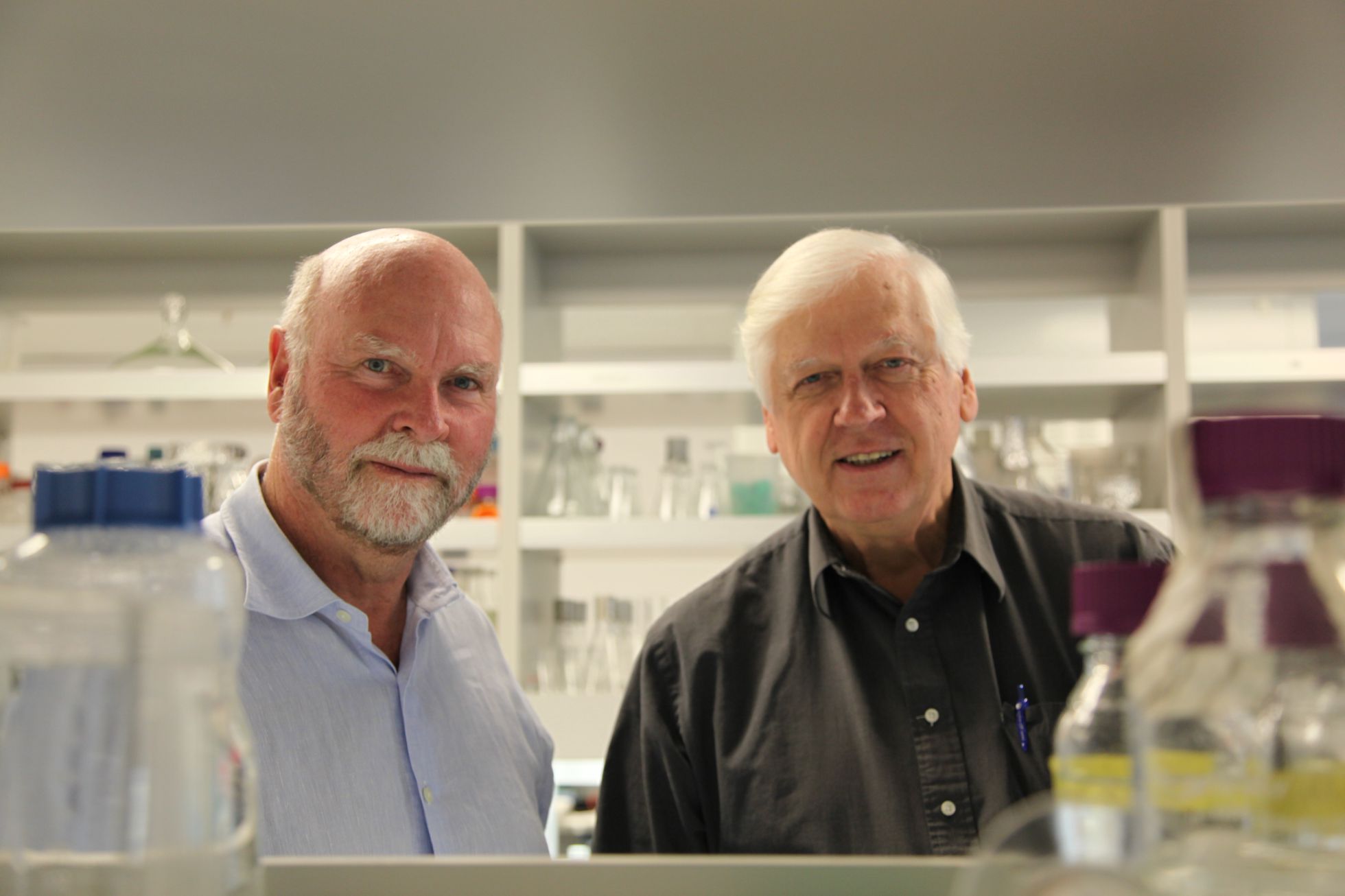 Craig Venter, a la izquierda, y Hamilton Smith. Craig Venter, a la izquierda, y Hamilton Smith.