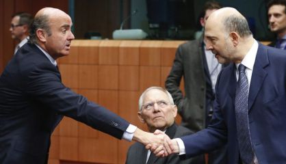 Guindos saluda a Moscovici ante Schäeuble, en el último Eurogrupo.