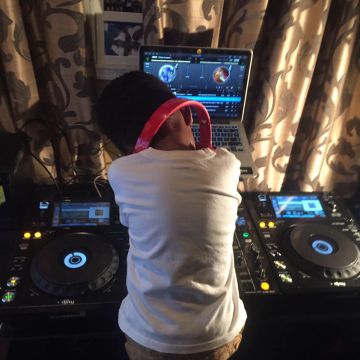 El DJ en pleno ensayo El DJ en pleno ensayo