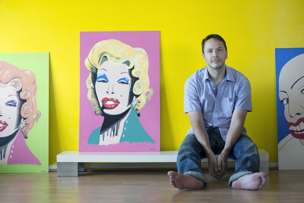 Alig hoy junto a uno de sus cuadros (protagonizado por Amanda Lepore). Alig hoy junto a uno de sus cuadros (protagonizado por Amanda Lepore).