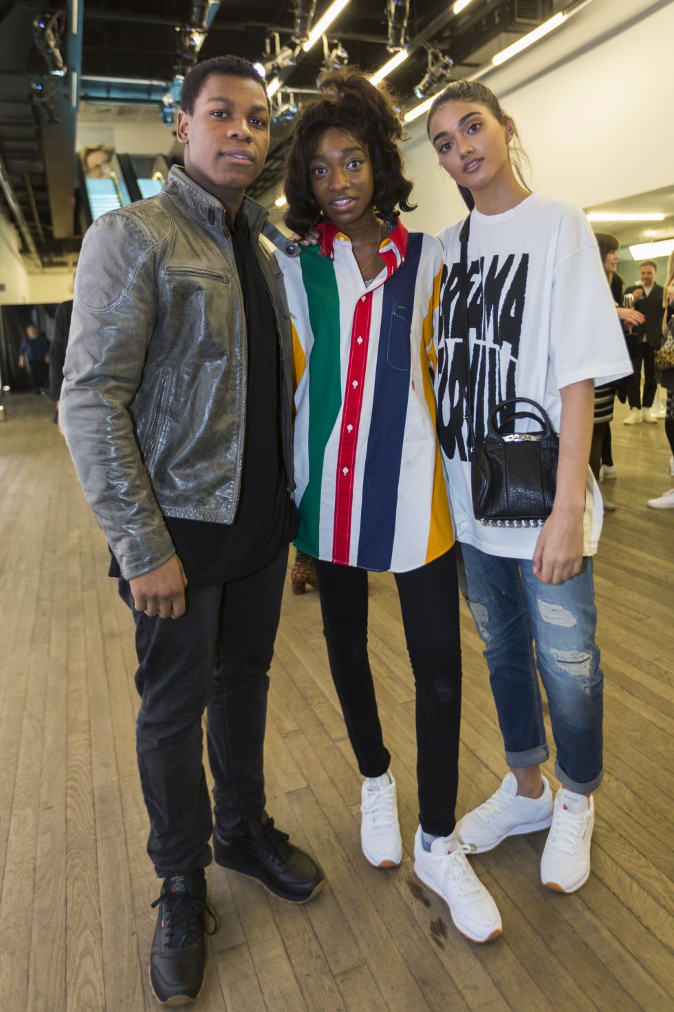 El actor John Boyega, la rapera Little Simz y la modelo Neelam Gill en el acto de Reebok Classic Leather. El actor John Boyega, la rapera Little Simz y la modelo Neelam Gill en el acto de Reebok Classic Leather.