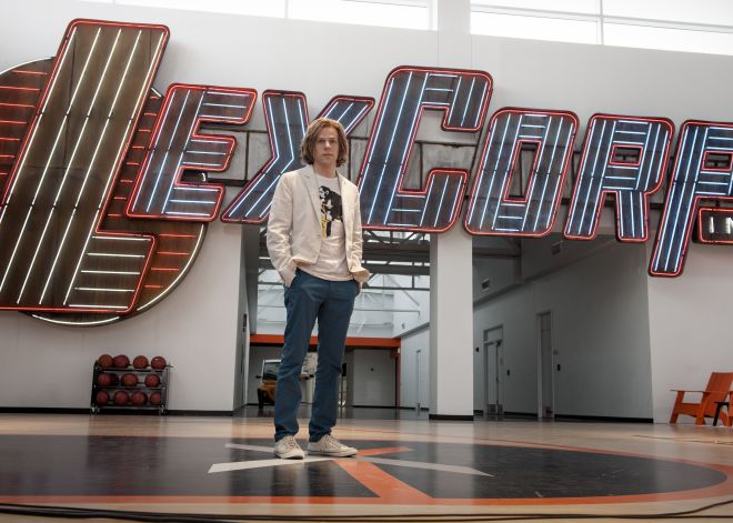 Jese Eisenberg en la 'sede' de LexCorp Jese Eisenberg en la 'sede' de LexCorp