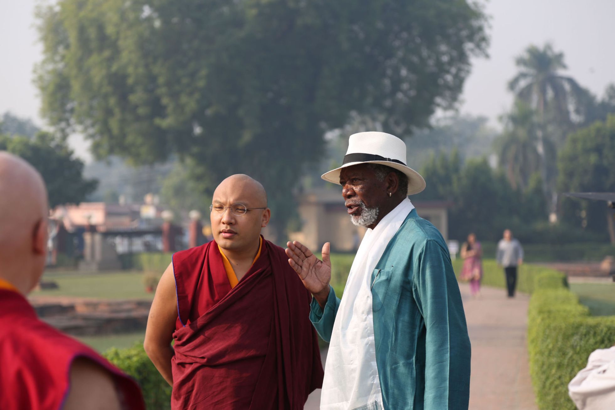 Morgan Freeman hablando con monjes budistas en Bodh Gaya, al noreste de India, en un momento de su nueva serie documental sobre religión. Morgan Freeman hablando con monjes budistas en Bodh Gaya, al noreste de India, en un momento de su nueva serie documental sobre religión.