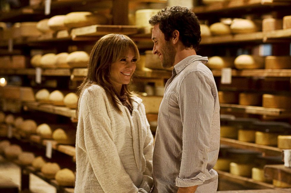 Jennifer Lopez y Alex O'Loughlin haciendo manitas tras los estantes de queso en 'El plan B' (2010). A ellos también les gusta.