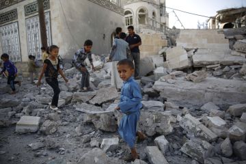 Unos niños juegan en medio de los escombros de una casa destruida por un ataque aéreo saudí perpetrado en Sanaa, Yemen, el pasado 8 de marzo.
