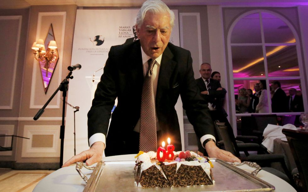 Mario Vargas Llosa sopla las velas, el día de su cumpleaños.