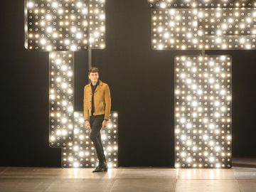 El diseñador Hedi Slimane cerrando el desfile de la colección otoñoinvierno 2014 para Saint Laurent.