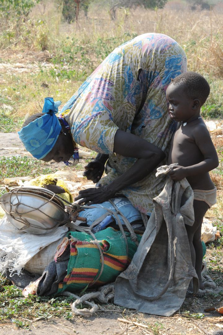 Habitantes de la aldea de Fertait (Sudán del Sur) se preparan para dejar el lugar y buscar otro sitio donde encuentren medios de vida. Habitantes de la aldea de Fertait (Sudán del Sur) se preparan para dejar el lugar y buscar otro sitio donde encuentren medios de vida.