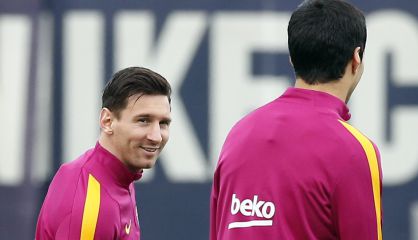 Messi habla con Suárez antes del inicio del entrenamiento de ayer.