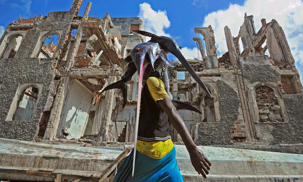 Un pescador transporta un pez vela al mercado, en Mogadiscio (Somalia). Un pescador transporta un pez vela al mercado, en Mogadiscio (Somalia).
