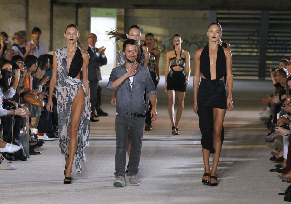 Anthony Vaccarello saluda tras presentar las propuestas de su marca homónima de la colección primaveraverano 2012 en París.