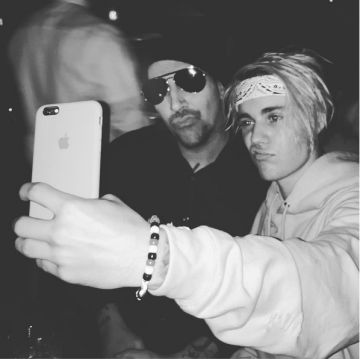Marilyn Manson y Justin haciéndose una foto para dejar constancia de su buena amistad.