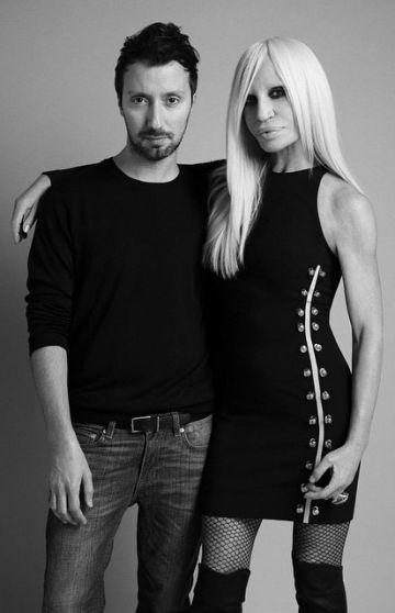 Anthony Vaccarello junto a Donatella Versace.