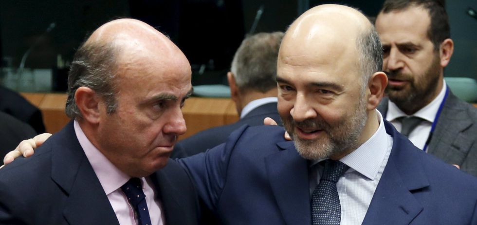 Pierre Moscovici, comisario de finanzas, con Luis de Guindos.